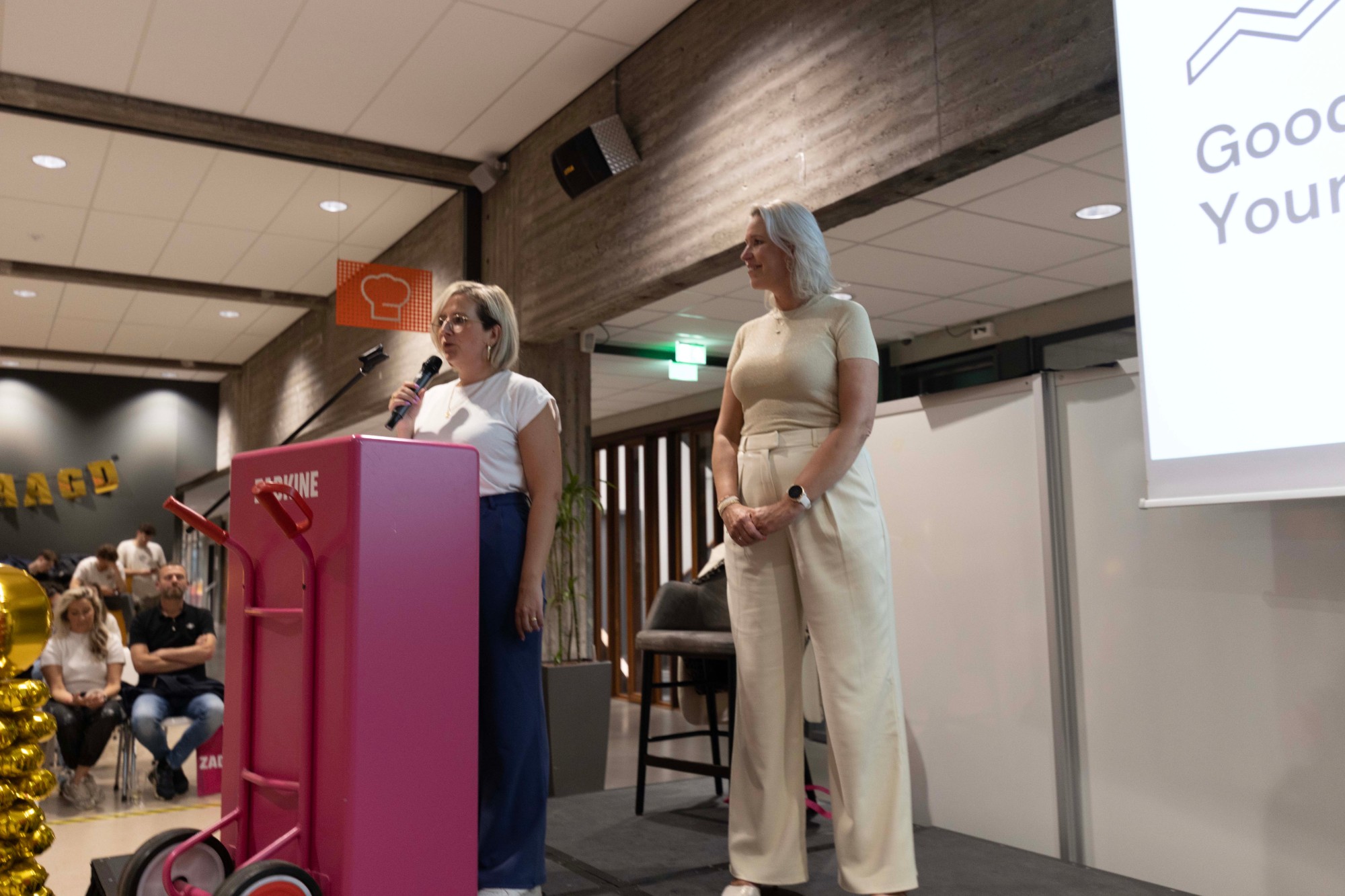 Marjolein achter het spreekgestoelte tijdens een evenement